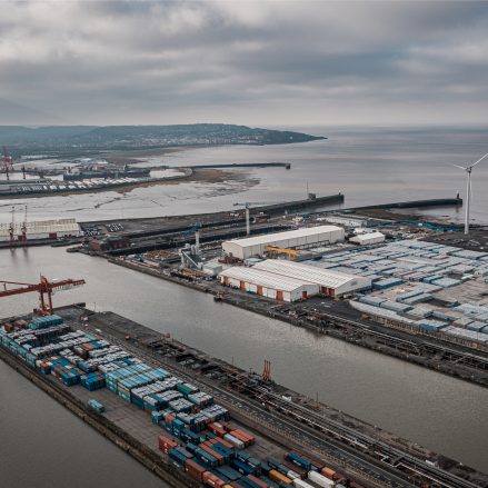Protesti un streiks Beļģijā ietekmē ostas darbību